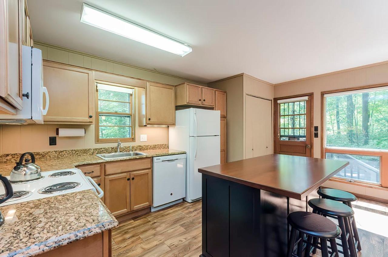 Secluded Oasis W Hot Tub, Screened-In Porch, Wifi! Berkeley Springs Luaran gambar